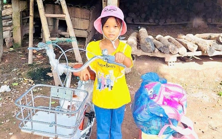 Bạn đọc báo Dân Việt tặng xe đạp 'chắp cánh' ước mơ cho học sinh nghèo Quảng Trị