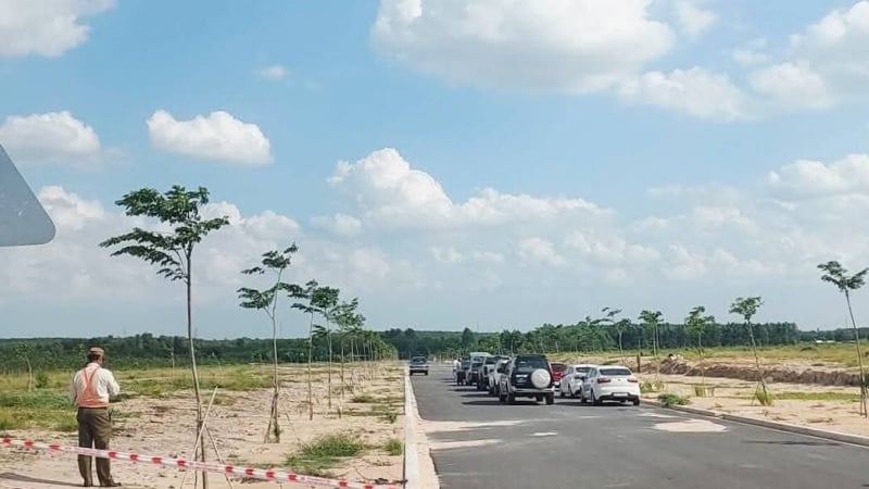 Người đàn ông mặc áo Grab tử vong tại bãi đất trống trong khu công nghiệp, trên người có vết máu