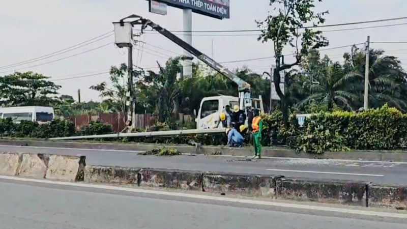 Ô tô tông gãy trụ đèn chiếu sáng, giao thông cửa ngõ Tây Bắc TP.HCM ùn ứ kéo dài