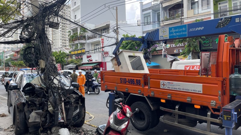 
Xe bán tải tông trụ điện, va chạm xe máy ở đường Võ Văn Ngân, phường Thủ Đức: Tài xế bán tải không qua khỏi