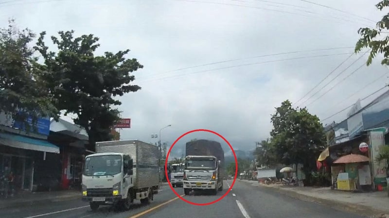 Tài xế lái xe tải 'vượt ẩu' bị ghi hình gửi Cục CSGT, Công an tỉnh Lâm Đồng vào cuộc xử lý 