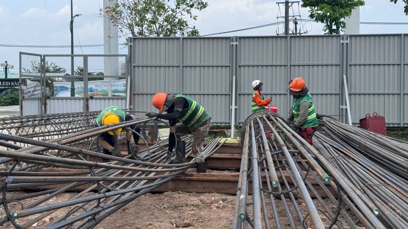 Cầu đi bộ bắc qua sông Sài Gòn mới đạt 20%, có khả năng chậm tiến độ