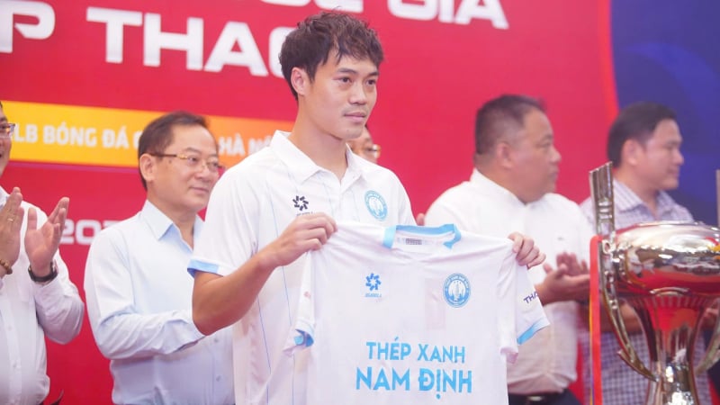 Tin sáng (8/8): Văn Toàn thành “người thừa” ở Thép xanh Nam Định?