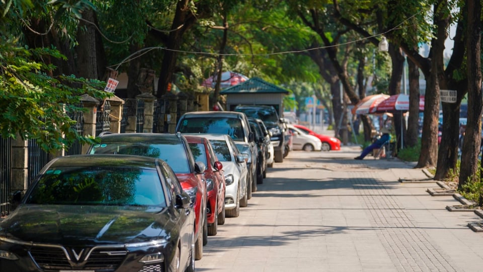Ai thực sự hưởng lợi từ vỉa hè: Ngân sách thành phố hay những cá nhân lách luật?