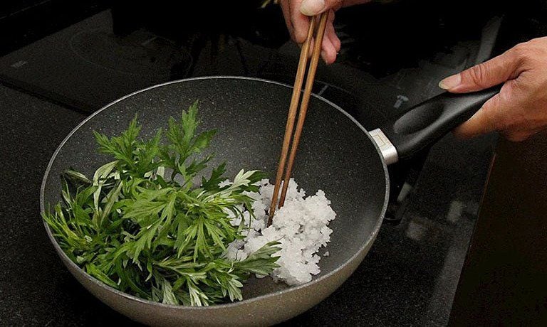 Cách chữa đau đầu bằng ngải cứu đơn giản nhưng rất hiệu quả