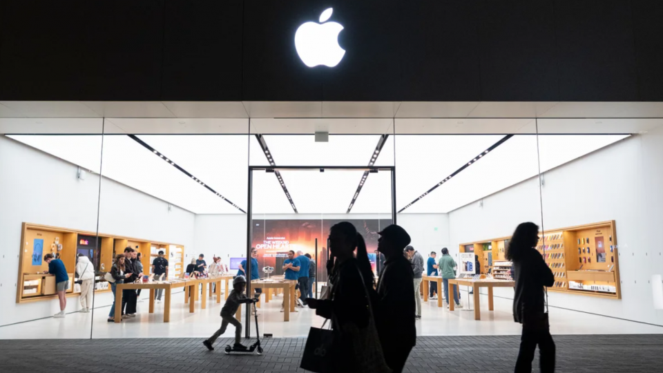 iPhone có thể tăng giá gấp ba nếu được chế tạo tại Mỹ