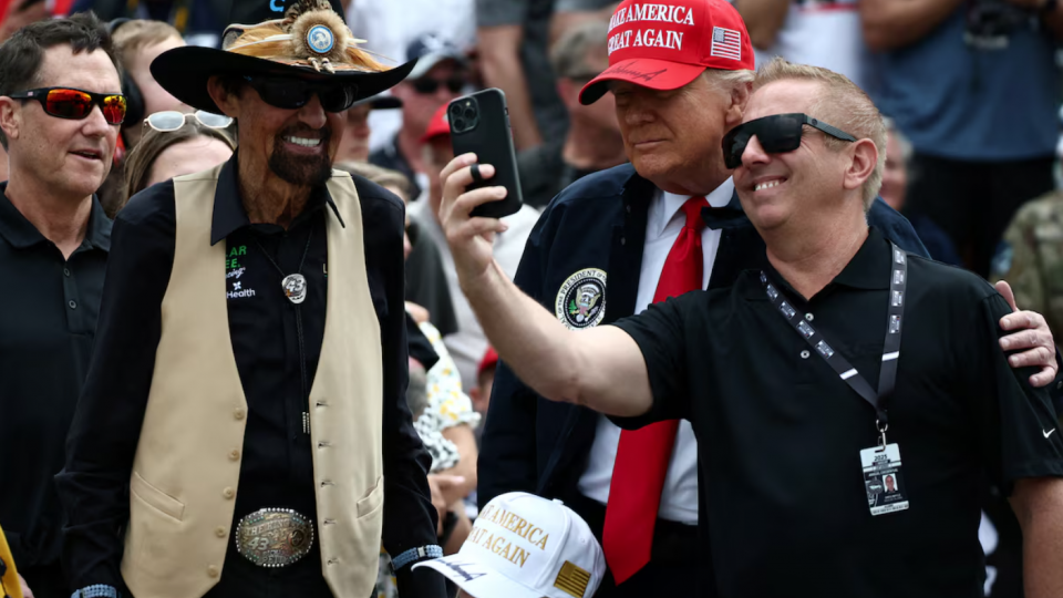 Ông Trump miễn thuế cho máy tính, điện thoại và hàng điện tử  nhập từ Trung Quốc