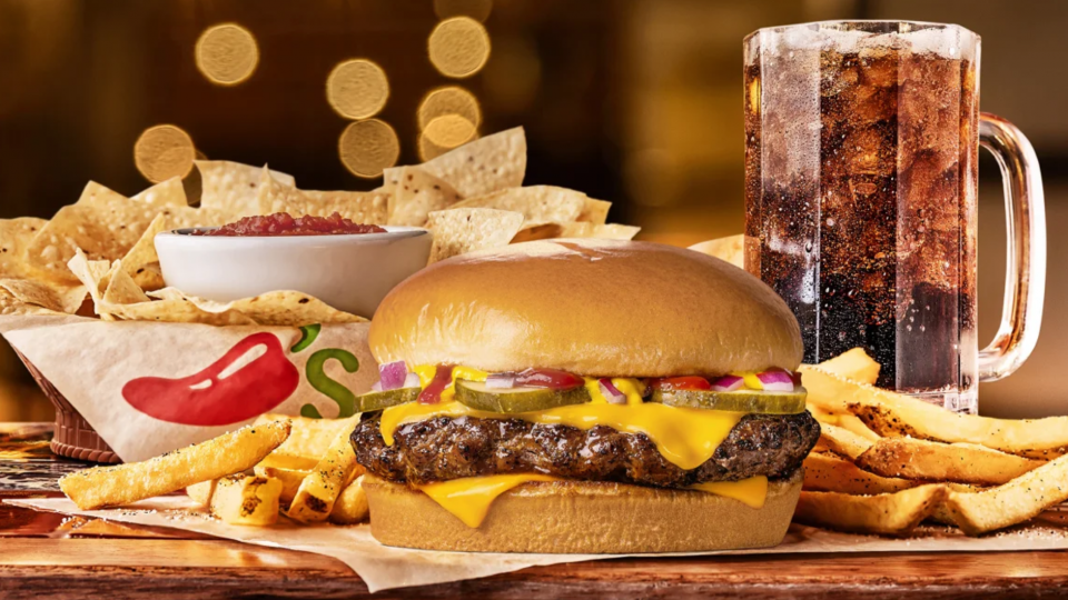 Chili's cà khịa McDonald's với chiếc bánh hamburger mới ra mắt