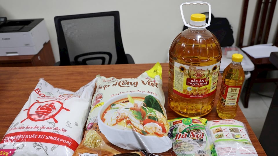 Từ bếp ăn công nghiệp đến quán cơm bụi: Người thu nhập thấp đặt cược tính mạng!