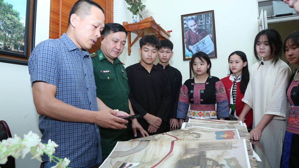  Sơn La: Người dân háo hức đón nhận phụ san đặc biệt kỷ niệm 50 năm Ngày Giải phóng miền Nam, thống nhất đất nước