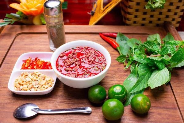 Lòng lợn, tiết canh chứa chất gì đặc biệt mà người được ăn, người không được?