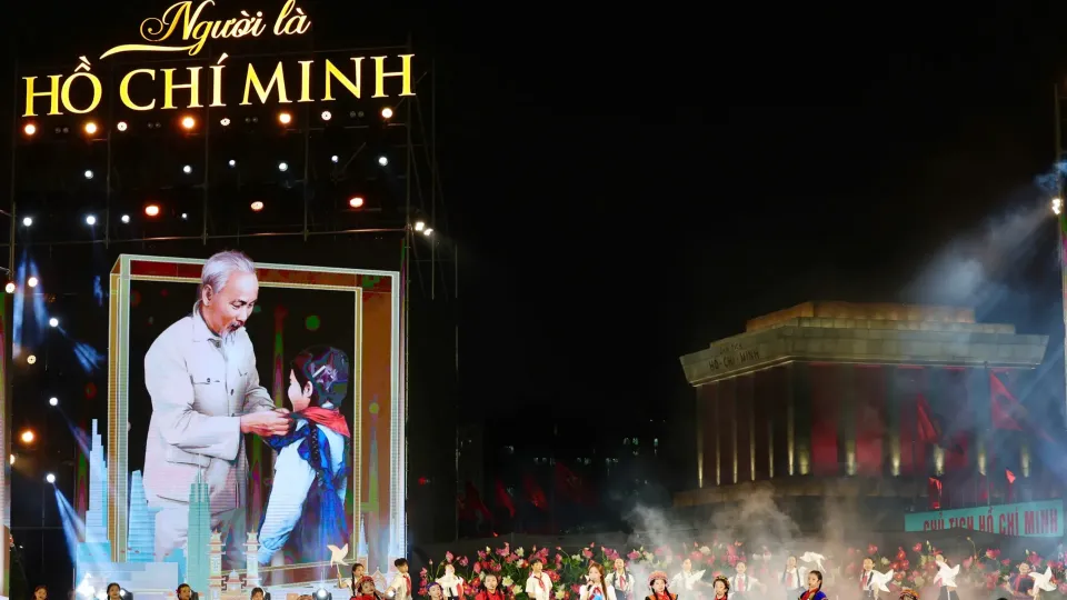 Hòa Minzy, Hà Quỳnh Như gây xúc động với các ca khúc về Bác Hồ trong chương trình nghệ thuật “Người là Hồ Chí Minh” 