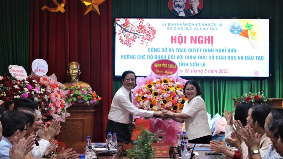 Công bố và trao quyết định nghỉ hưu đối với giám đốc Sở Giáo dục và Đào tạo tỉnh Sơn La