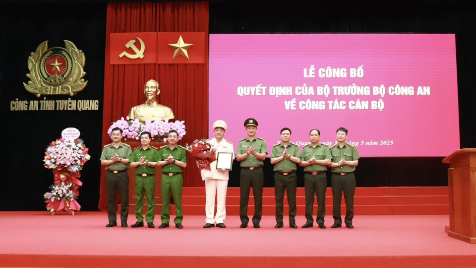 Phó Giám đốc Công an tỉnh Tuyên Quang nhận Quyết định nghỉ hưu
