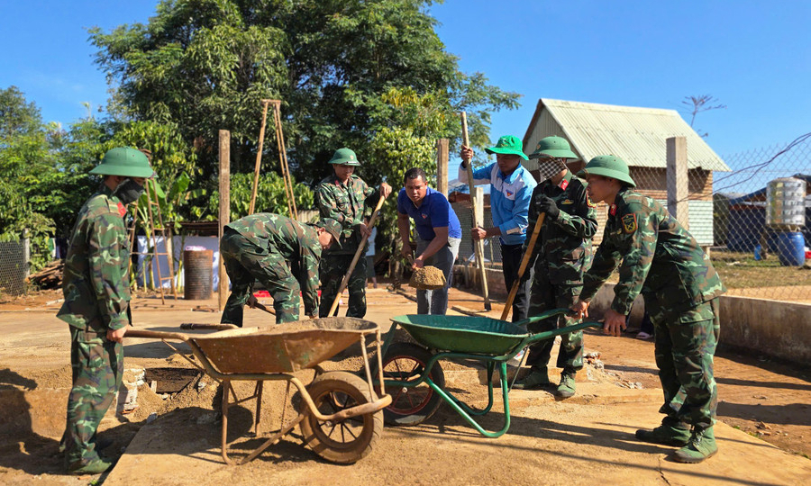 Lực lượng quân đội, công an tiên phong, xung kích trong thực hiện phong trào 'xóa nhà tạm, nhà dột nát'
