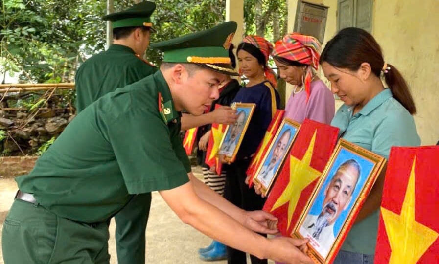 Cờ Tổ quốc tung bay, ảnh Bác Hồ sáng mãi trong tim đồng bào vùng biên Lai Châu