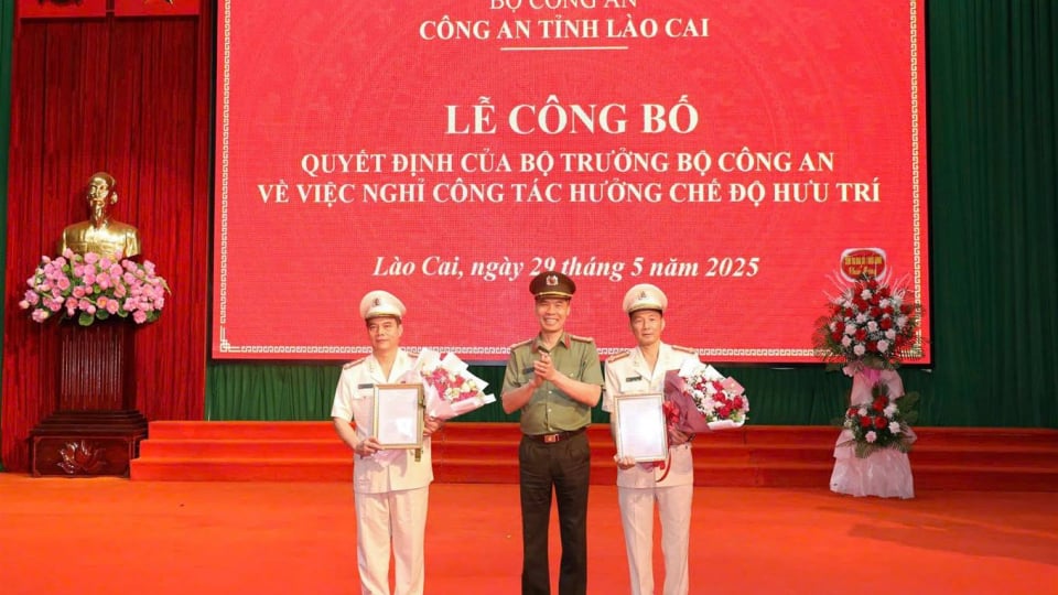 Hai Phó Giám đốc Công an tỉnh Lào Cai nhận Quyết định nghỉ hưu