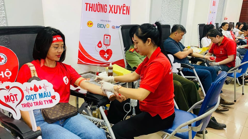 Lai Châu: Ngày hội 'Giọt hồng sông Đà', tôn vinh những 'trái tim vàng'