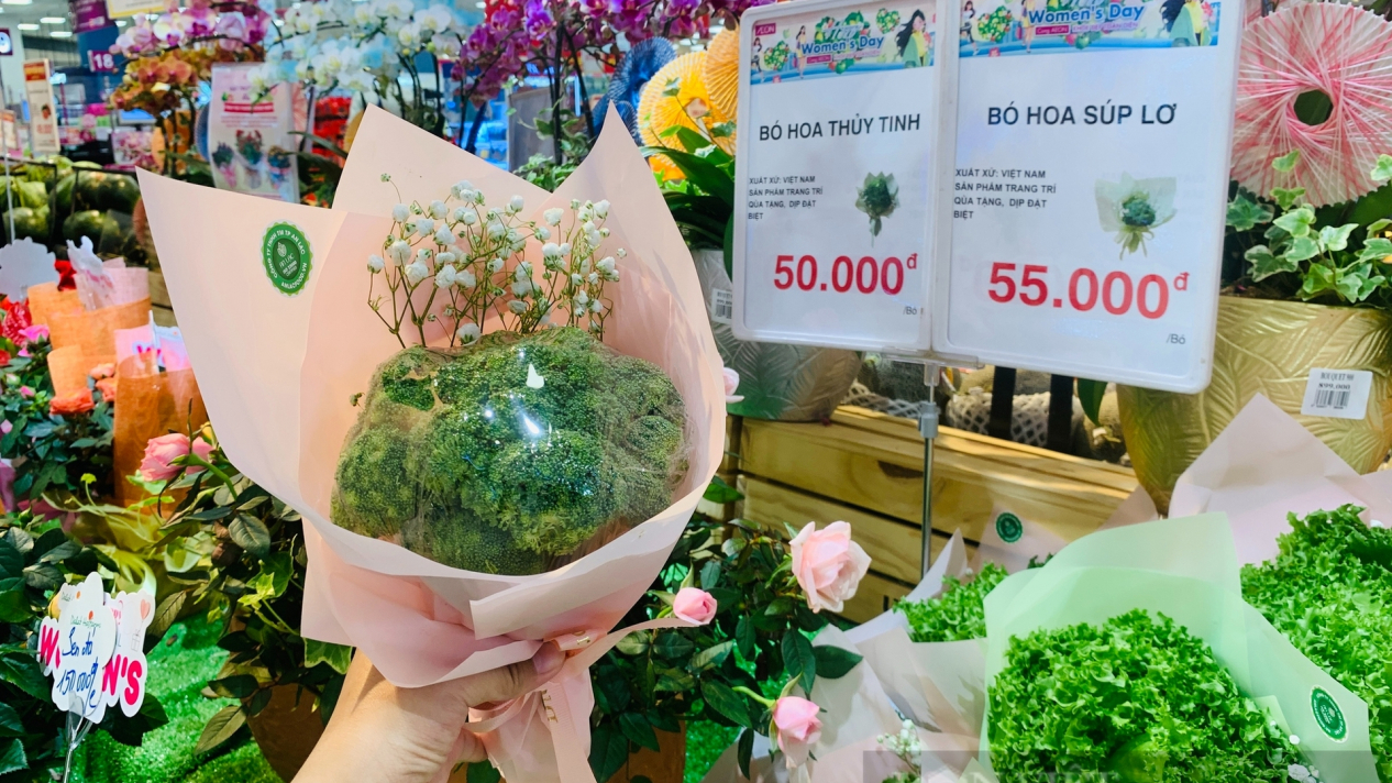 Hoa xà lách, bông cải sốt rần rần ngày 8/3, khách tranh mua, nhân viên gói không kịp bán