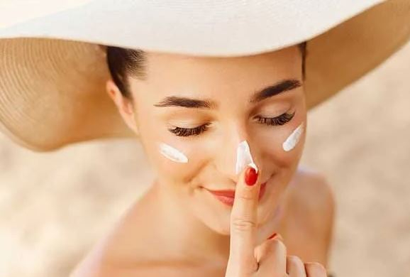 Tại sao phải dùng kem chống nắng dù không đi ra ngoài trời?