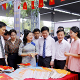 Hàng ngàn học sinh 'say' sách giữa sân trường chuyên