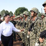 Ông Nguyễn Trọng Nghĩa thăm và tặng quà chiến sĩ tham gia diễu binh, diễu hành ngày 30/4