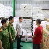 Công an Phú Thọ bắt hàng trăm tấn gia vị, dầu ăn, mì chính giả