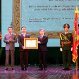 Ông Lê Minh Trí trao Huân chương Lao động hạng Nhất cho tỉnh Vĩnh Long