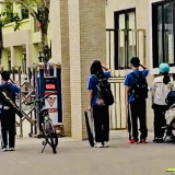 Đi học muộn, nhóm học sinh Hà Nội có một hành động khiến ai cũng khen ngợi: 'Được giáo dục tốt'