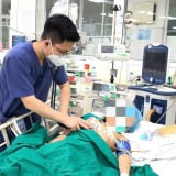 Bé 7 tuổi co giật, nguy kịch sau khi bị mảnh gỗ mục nhỏ xíu đâm vào chân
