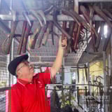 Vô nhà một người Cà Mau, bất ngờ thấy treo vô số thứ 'đồ cổ' kỳ lạ, à, mà trông quen quen!