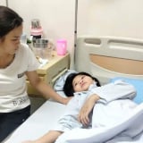 Người mẹ đơn thân gánh nợ chăm con gái thiếu máu