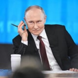 Tổng thống Putin bất ngờ tiết lộ khoảnh khắc ông phải quỳ gối cầu xin Chúa 