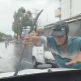 Công an đang xác minh clip người đàn ông chạy xe máy lấn làn, bẻ cần gạt nước ô tô và liên tục chửi bới gây xôn xao ở Cần Thơ