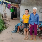 'Tôi già yếu, không biết có thể nuôi cháu ăn học tới đâu' 