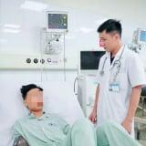 Thiếu niên bị thang máy kẹp cổ hôn mê sâu, suy tuần hoàn