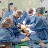 Vinmec lần đầu thay toàn bộ xương đùi cho bệnh nhi ung thư nhỏ tuổi nhất thế giới