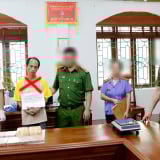 Bắt quả tang đối tượng mang 8 bánh ma túy đi bán trong đêm ở Lai Châu