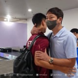 HLV Kim Sang-sik chia tay ĐT Việt Nam ngay tại sân bay