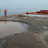 Cảnh sát biển tạm giữ phương tiện vận chuyển cát không rõ nguồn gốc trên vùng biển giáp ranh TP.HCM – Tiền Giang