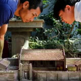 Thanh niên Hà Nội đem gạch ngói, xi măng trộn với nhau rồi làm tiểu cảnh, tái hiện nhà xưa, bán ra cả nước ngoài