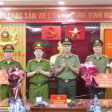 Giám đốc Công an tỉnh Thanh Hóa thưởng nóng các đơn vị có thành tích xuất sắc trong đấu tranh phòng, chống tội phạm