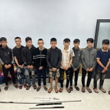 Bị ném đá, nhóm thanh niên chém người gây náo loạn đường phố
