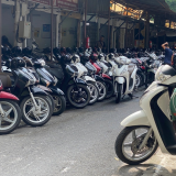 Hà Nội cấm xe máy xăng vào năm 2026: Nhiều người rẽ hướng học nghề sửa xe điện