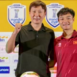 HLV Kim Sang-sik “cảnh báo' Viktor Lê?