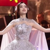 Phương Mỹ Chi kể chuyện 'bó đũa' bằng 5 thứ tiếng, lọt Top 3 tại Chung kết Sing!Asia 2025 