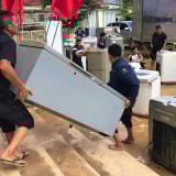 Hành động thiết thực ấm áp nhất sau lũ dữ ở Nghệ An: Những người thợ lội bùn sửa từng chiếc quạt, nồi cơm cho dân