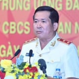 Trung tướng Đinh Văn Nơi báo cáo với Tổng Bí thư kết quả công tác đảm bảo an ninh chính trị nội bộ