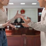 Hai anh em tranh chấp tài sản của cha mẹ quá cố, cuối cùng cả hai đều không phải con ruột