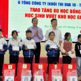Hội Nông dân tỉnh Lâm Đồng phối hợp với doanh nghiệp trao học bổng cho học sinh và tặng quà cho nông dân